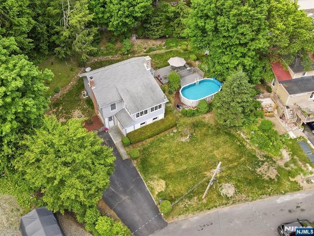 8 Ivan Road, West Milford, NJ 07480