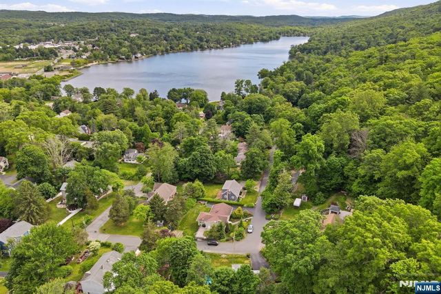 8 Ivan Road, West Milford, NJ 07480