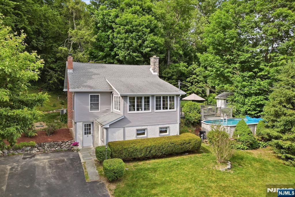 8 Ivan Road, West Milford, NJ 07480