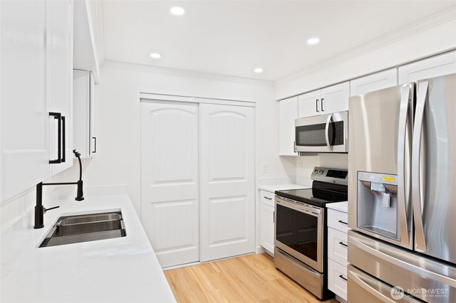 8060 NE Seawind Ave, Poulsbo, WA 98370