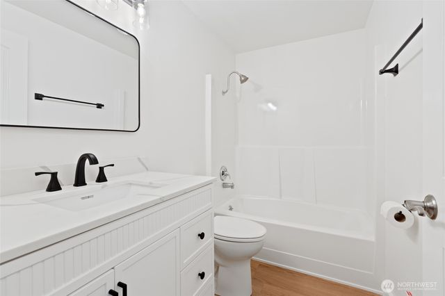 8060 NE Seawind Ave, Poulsbo, WA 98370