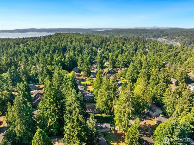 8060 NE Seawind Ave, Poulsbo, WA 98370