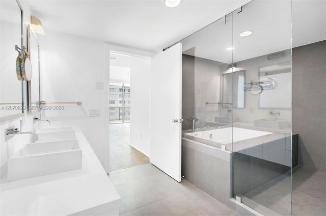 5875 Collins Avenue 1102, Miami Beach, FL 33140