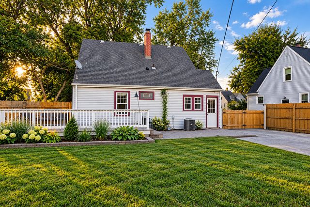 8934 Bunker Hill Drive, Munster, IN 46321