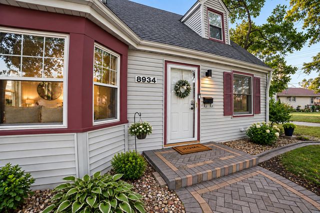 8934 Bunker Hill Drive, Munster, IN 46321