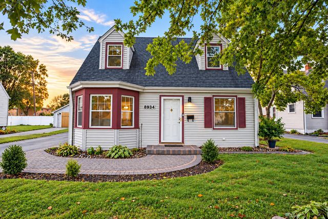 8934 Bunker Hill Drive, Munster, IN 46321