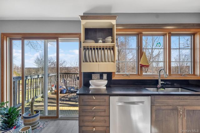 15 Meadow Drive, Red Hook, NY 12571