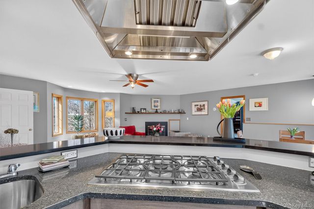 15 Meadow Drive, Red Hook, NY 12571