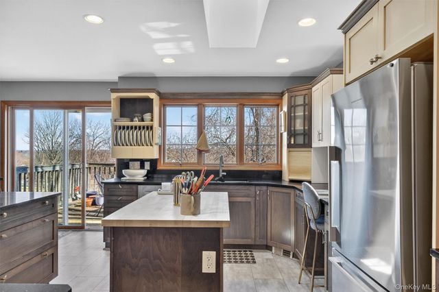 15 Meadow Drive, Red Hook, NY 12571