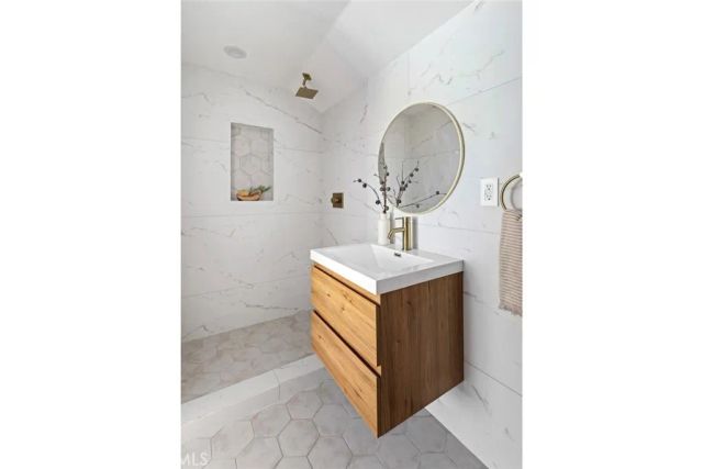 125 S Avenue 60, Los Angeles, CA 90042