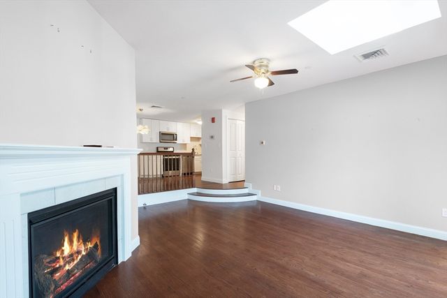 1214 Vfw Pkwy 37, Boston, MA 02132