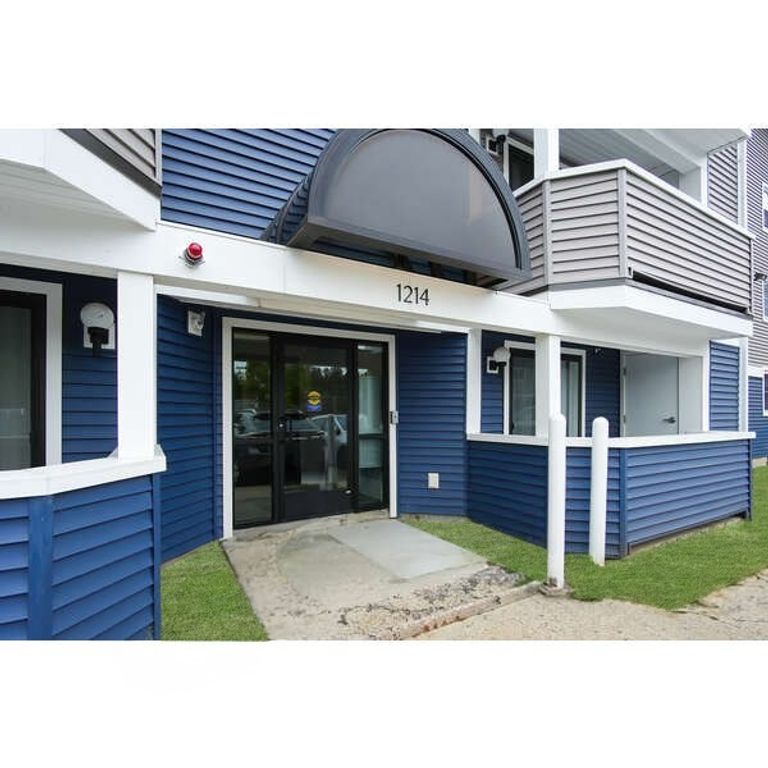 1214 Vfw Pkwy 37, Boston, MA 02132