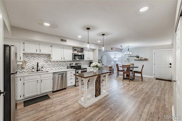 15026 Baxter Village Drive E, Chesterfield, MO 63017