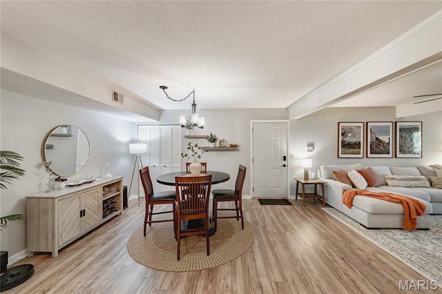 15026 Baxter Village Drive E, Chesterfield, MO 63017