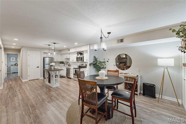 15026 Baxter Village Drive E, Chesterfield, MO 63017