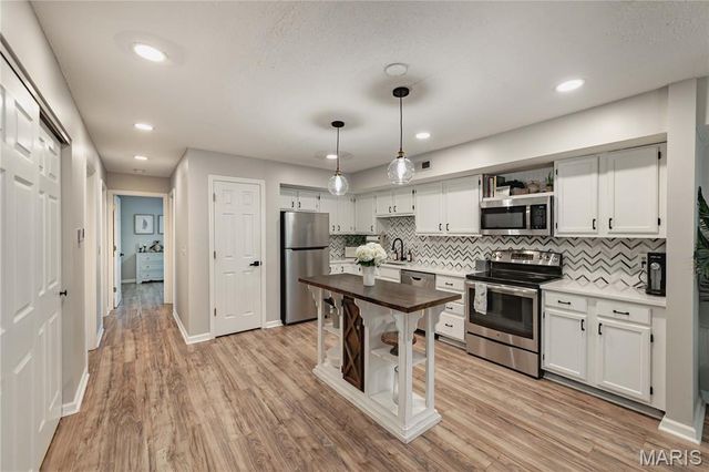 15026 Baxter Village Drive E, Chesterfield, MO 63017