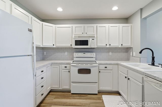 1389 Quarterline Commons 11, Holland City, MI 49423