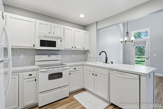1389 Quarterline Commons 11, Holland City, MI 49423