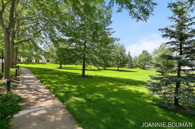 1389 Quarterline Commons 11, Holland City, MI 49423