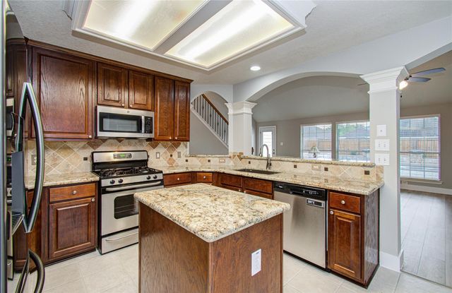 2205 Ocean Point Court, Pearland, TX 77584