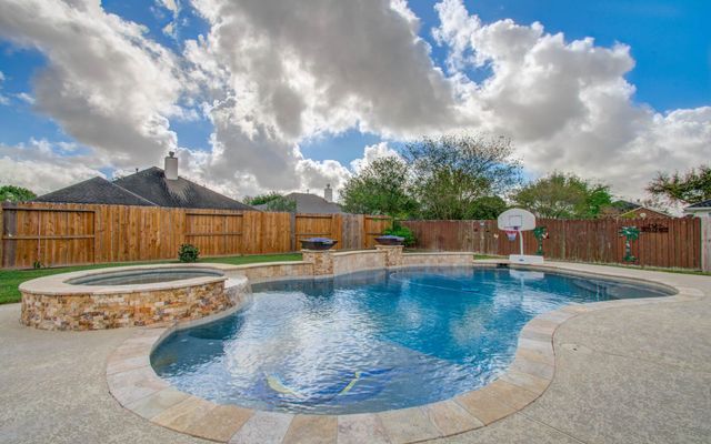 2205 Ocean Point Court, Pearland, TX 77584