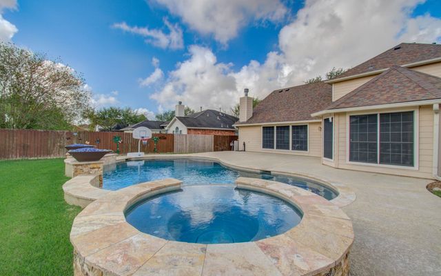 2205 Ocean Point Court, Pearland, TX 77584