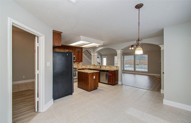 2205 Ocean Point Court, Pearland, TX 77584