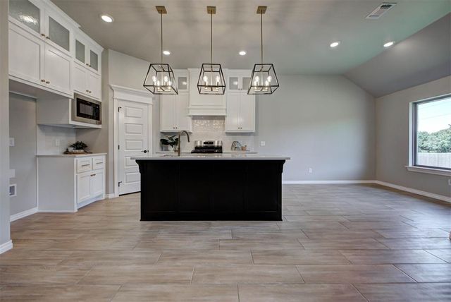 8125 Mountain Oak Drive, Edmond, OK 73034