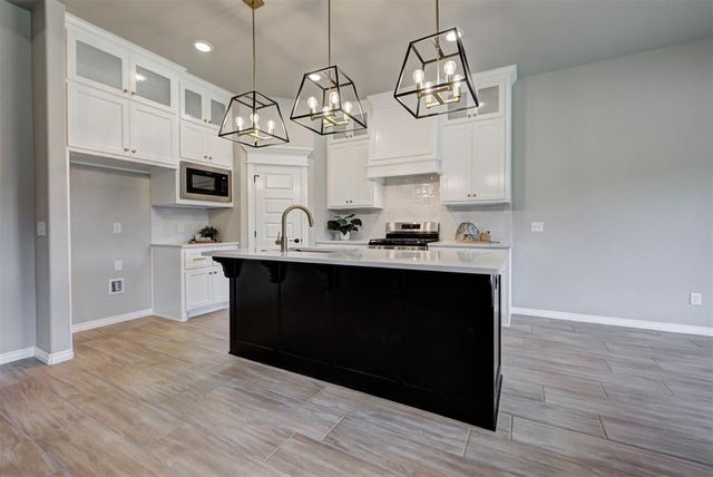 8125 Mountain Oak Drive, Edmond, OK 73034