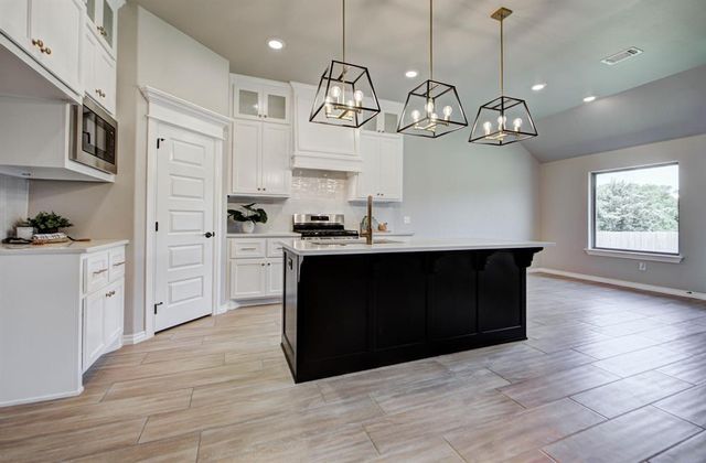 8125 Mountain Oak Drive, Edmond, OK 73034