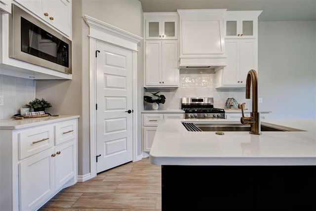 8125 Mountain Oak Drive, Edmond, OK 73034