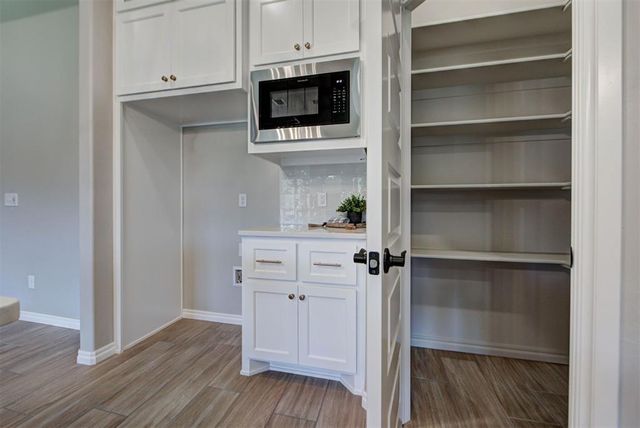 8125 Mountain Oak Drive, Edmond, OK 73034