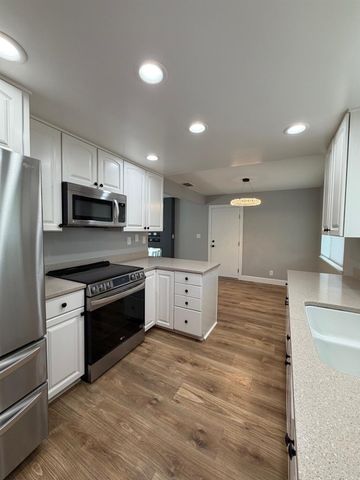 6710 Manassero Way, Sacramento, CA 95820