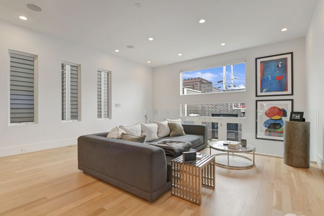 3012 N Hoyne Avenue, Chicago, IL 60618