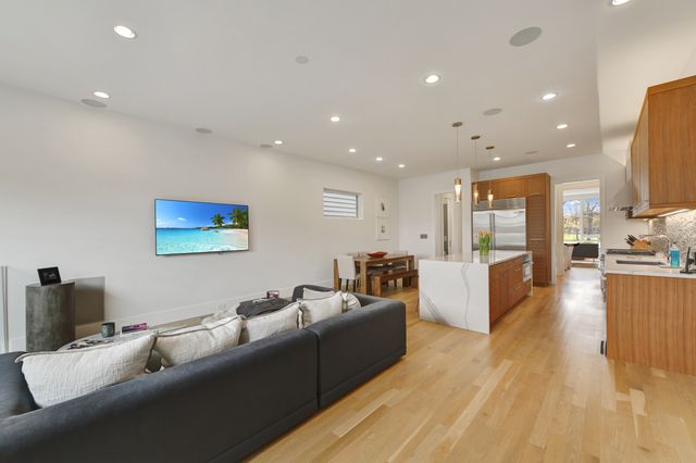 3012 N Hoyne Avenue, Chicago, IL 60618
