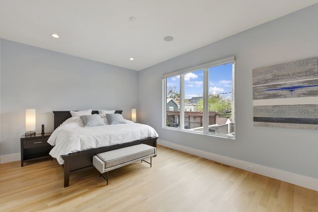 3012 N Hoyne Avenue, Chicago, IL 60618