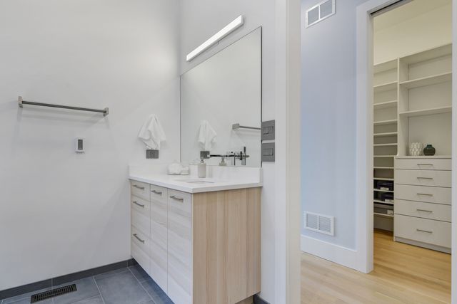 3012 N Hoyne Avenue, Chicago, IL 60618