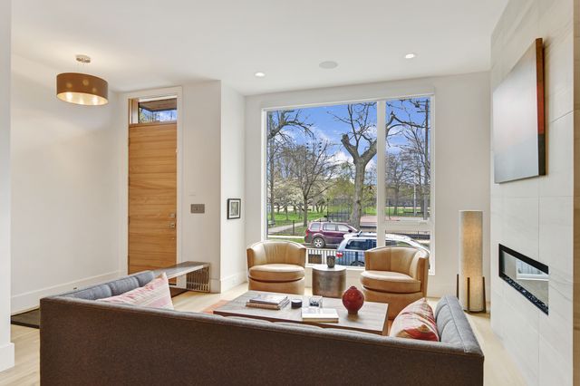 3012 N Hoyne Avenue, Chicago, IL 60618