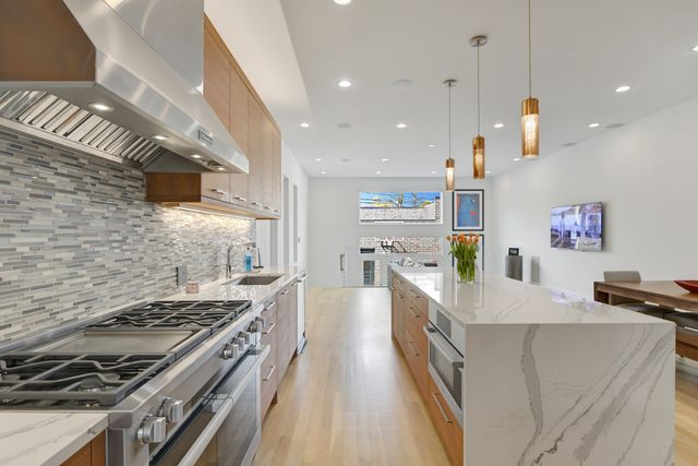 3012 N Hoyne Avenue, Chicago, IL 60618