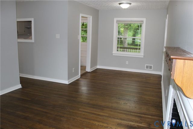 10008 Dakins Dr, North Chesterfield, VA 23236