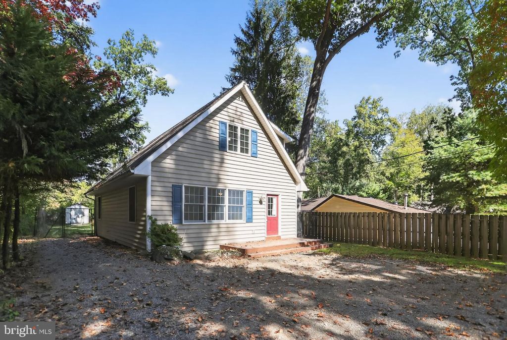 1709 SNYDER RD, Green Lane, PA 18054