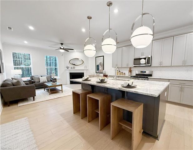 1533 Waltham LN, Newport News, VA 23608