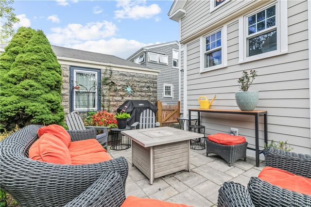 75 Roseneath Avenue, Newport, RI 02840