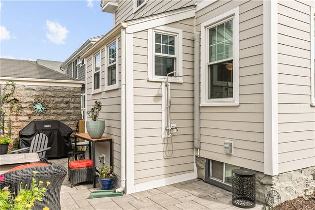 75 Roseneath Avenue, Newport, RI 02840