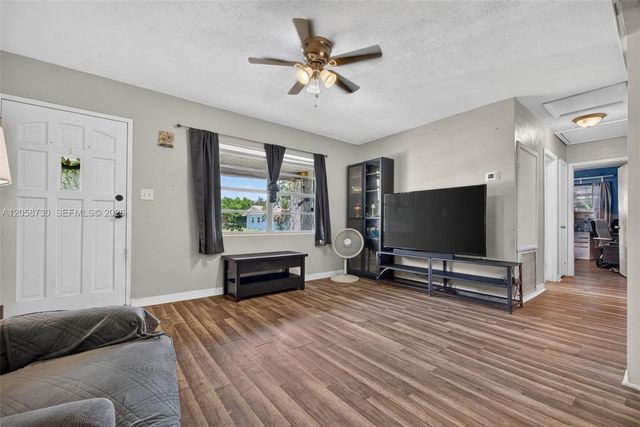 215 Palm Avenue, Other City - In The State Of Florida, FL 33823