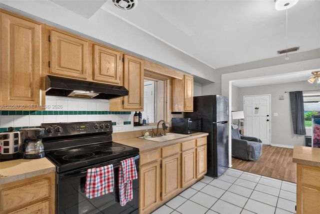 215 Palm Avenue, Other City - In The State Of Florida, FL 33823