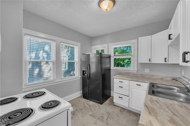 921 Helmsdale Road, Cleveland Heights, OH 44112