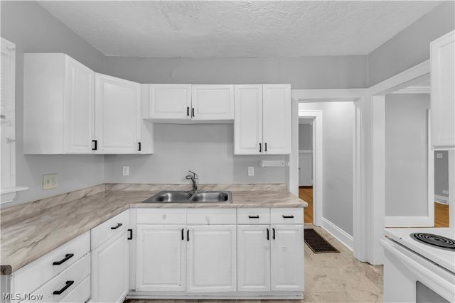 921 Helmsdale Road, Cleveland Heights, OH 44112