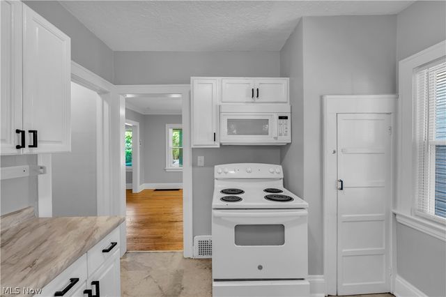 921 Helmsdale Road, Cleveland Heights, OH 44112