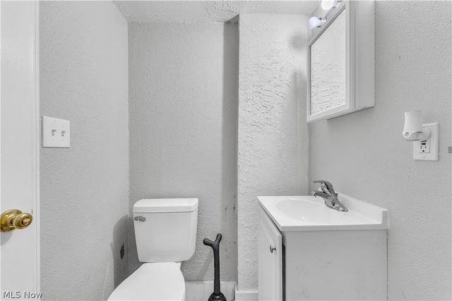 921 Helmsdale Road, Cleveland Heights, OH 44112